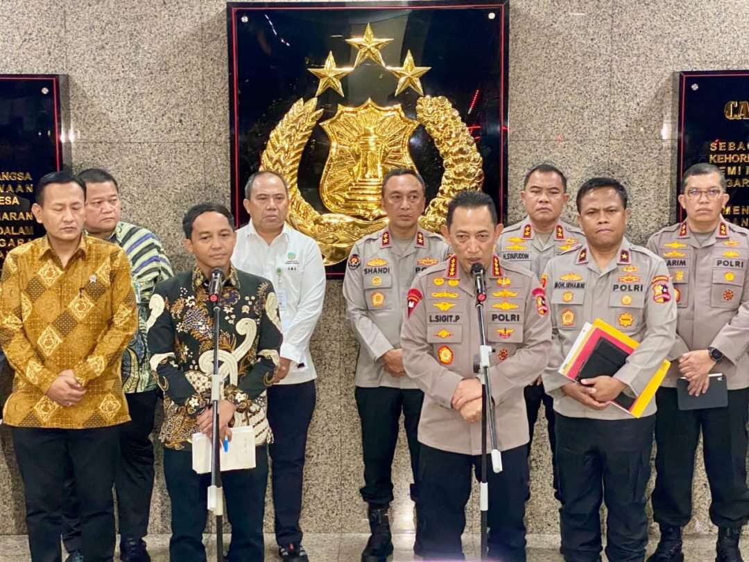 Telusuri Temuan Kayu yang diduga akibatkan Bencana di Aceh dan Sumatera Kapolri dan Menteri Kehutanan Bentuk Satgas Gabungan