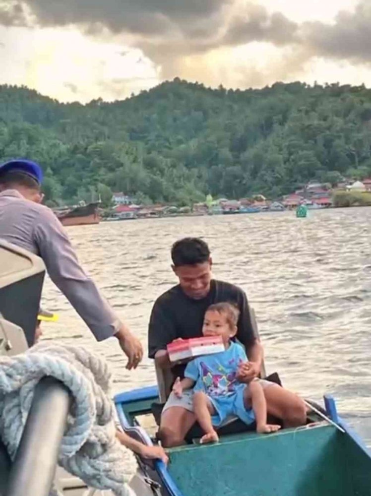 Berbagi di Laut, Ditpolairud Polda Sulut Hadir untuk Nelayan di Selat Lembeh