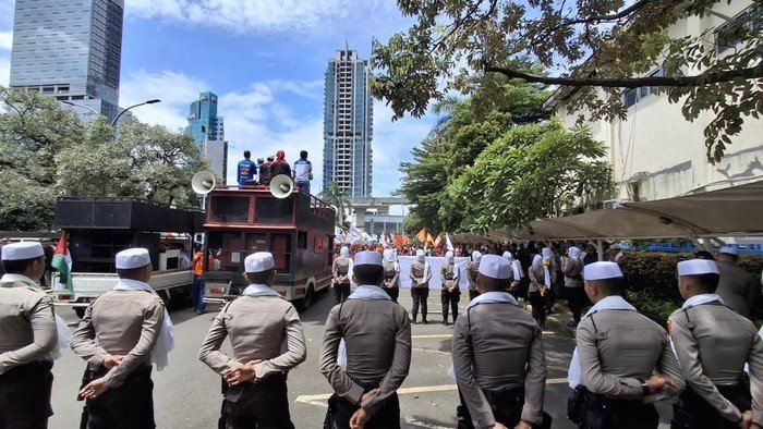 SEJUKKAN RAMADHAN, POLDA METRO JAYA KEDEPANKAN PENDEKATAN HUMANIS DAN TIM SHOLAWAT DALAM PELAYANAN PENYAMPAIAN ASPIRASI